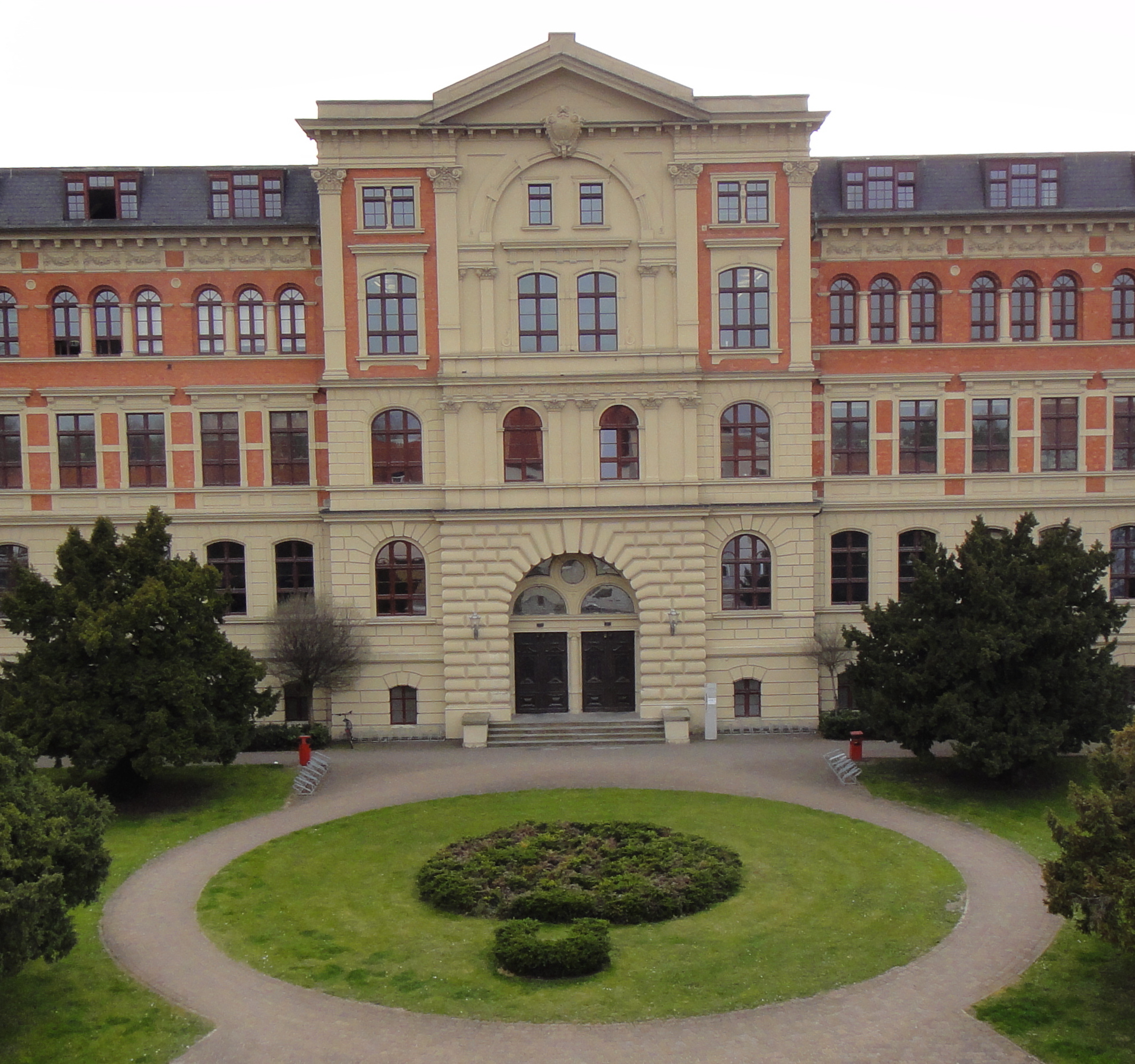 csm_Rotes_Gebaeude_Strauss_ad748ca446